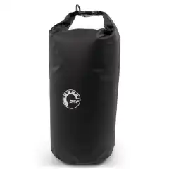 Denne vanntette bagen er laget av punkteringsbestandig PVC-belagt polyesterfiber og har forsterket bunn, som s&oslash;rger for at utstyret ditt holder seg t&oslash;rt og trygt &ndash; uansett underlag eller forhold. Ta deg frem over b&oslash;lger eller stier med trygghet om at eiendelene dine er godt beskyttet mot v&aelig;r og fukt. Skaff deg din Dry Bag i dag og l&oslash;ft opplevelsen til et nytt niv&aring;.
