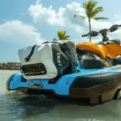 <p data-end="331" data-start="66">Trenger du en vanntett bag til &aring; ta med noen n&oslash;dvendigheter p&aring; vannscooterturen? <strong data-end="181" data-start="147">LinQ Dry Bag 30 L (7,9 US gal)</strong> er et perfekt valg. Fest den p&aring; vannscooteren p&aring; sekunder med LinQ-systemet, og ta den enkelt av n&aring;r du skal b&aelig;re den med deg eller n&aring;r du er fremme.</p>

<p data-end="556" data-is-last-node="" data-is-only-node="" data-start="333">Den vanntette <strong data-end="368" data-start="347">Tizip&reg;-glidel&aring;sen</strong> s&oslash;rger for at innholdet holder seg t&oslash;rt, og den praktiske <strong data-end="446" data-start="427">skulderstroppen</strong> gj&oslash;r transporten enkel. Allsidig, robust og sv&aelig;rt praktisk &ndash; en must-have bag for alle typer turer p&aring; vannet.</p>
