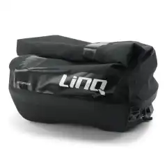 <p data-end="355" data-start="66">Skal du takle t&oslash;ffe forhold, trenger du riktig utstyr. <strong data-end="161" data-start="121">LinQ Roll-Top bag 40 L (10,6 US gal)</strong> er en vanntett og robust bag som s&oslash;rger for at utstyret ditt ligger trygt &ndash; uansett hvor turen g&aring;r. Den justerbare utformingen gj&oslash;r at bagen sitter godt festet og beskytter innholdet effektivt.</p>

<p data-end="668" data-is-last-node="" data-is-only-node="" data-start="357">Den praktiske <strong data-end="393" data-start="371">roll-top-lukkingen</strong> holder alt t&oslash;rt, mens <strong data-end="435" data-start="416">skumbelagt bunn</strong> demper st&oslash;t under kj&oslash;ring i ujevnt terreng. Bagen er enkel &aring; ta med seg takket v&aelig;re <strong data-end="545" data-start="520">integrert b&aelig;reh&aring;ndtak</strong>, og den solide bunnen gj&oslash;r den godt egnet for krevende offroad-bruk. Perfekt for eventyr der utstyret m&aring; t&aring;le litt ekstra.</p>
