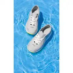 <strong data-end="138" data-start="75">Glade f&oslash;tter b&aring;de i og utenfor vannet med &ldquo;AquaDry&rdquo;-skoene.</strong><br data-end="141" data-start="138" />
&bull; Lukket, vanntett cellestruktur som holder seg t&oslash;rr (t&oslash;rkes enkelt av).<br data-end="216" data-is-only-node="" data-start="213" />
&bull; Innovativ konstruksjon i EVA (etyl&eacute;nvinylacetat) som gir AquaDry-skoene god demping og st&oslash;tte.<br data-end="315" data-start="312" />
&bull; Ikke-merkende og sklisikker ytters&aring;le i gummi.<br data-end="366" data-start="363" />
&bull; Slitesterke, vannavvisende flate lisser.<br data-end="411" data-start="408" />
&bull; Skoene flyter p&aring; vann.