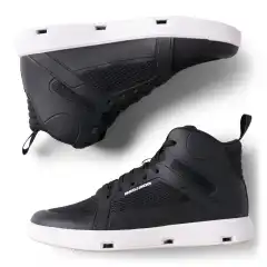 &bull; Sea-Doo-st&oslash;vler utviklet for aktiv og ytelsesrettet kj&oslash;ring.<br data-end="146" data-start="143" />
&bull; 50 % EVA, 40 % mesh, 10 % lycra.<br data-end="183" data-start="180" />
&bull; Antimikrobiell behandling.<br data-end="214" data-start="211" />
&bull; Lett EVA-melloms&aring;le.<br data-end="239" data-start="236" />
&bull; Beskyttende urethanbelegg rundt hele skoen.<br data-end="287" data-start="284" />
&bull; Overdel i mesh og perforert inners&aring;le for rask drenering av vann.<br data-end="357" data-start="354" />
&bull; Sklisikker og ikke-merkende ytters&aring;le.<br data-end="400" data-start="397" />
&bull; Disse amfibiske mellomh&oslash;ye st&oslash;vlene gir god beskyttelse og lar deg kj&oslash;re hardt uten begrensninger.